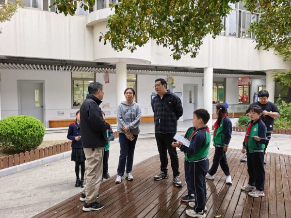 小学生给古树“上户口”，百年名校处处是活泼课堂